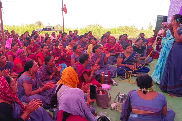 Anganwadi workers Unique protest