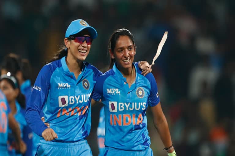 ICC Women T20 World Cup  india vs pakistan  Smriti Mandhana  Smriti Mandhana injury  വനിത ടി20 ലോകകപ്പ്  സ്‌മൃതി മന്ദാനയ്‌ക്ക് പരിക്ക്  സ്‌മൃതി മന്ദാന  ഇന്ത്യ vs പാകിസ്ഥാന്‍  ഹര്‍മന്‍പ്രീത് കൗര്‍  Harmanpreet Kaur