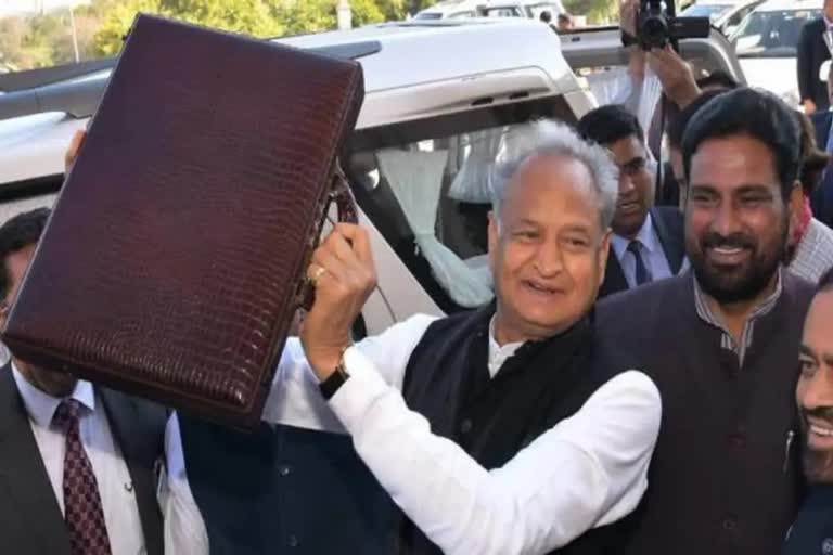 Rajasthan CM  Rajasthan CM reads out last year budget  Ashok Gehlot reading old budget  Ashok Gehlot faux pas  രാജസ്‌ഥാന്‍ മുഖ്യമന്ത്രി  അശോക് ഗെലോട്ടിന് സംഭവിച്ച അബദ്ദത്തില്‍  അശോക് ഗെലോട്ട്  അശോക് ഗെലോട്ട് നിയമസഭയിലെ അബദ്ദം  അശോക് ഗെലോട്ട് പഴയ ബജറ്റ് വായിച്ചത്