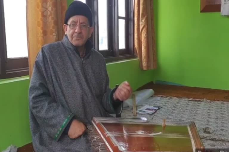 Etv BharatKashmir's last santoor maker Padma Shri Ghulam Muhammad Jaz (file photo)