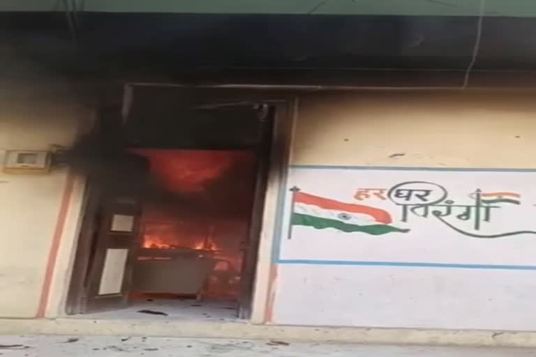 Fire in Vadodara: વડોદરા નજીક આવેલી કોયલી ગ્રામ પંચાયતની કચેરીમાં ભીષણ આગ