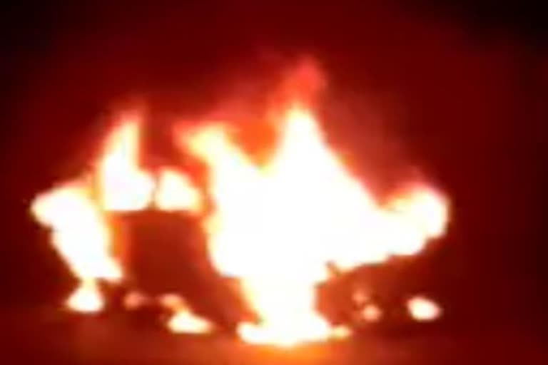 सीतापुर में चलती कार में अचानक आग लग गई.