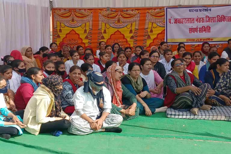 nursing workers sitting on dharna