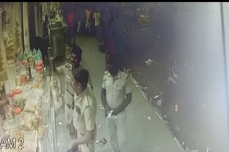 Viral video: பேக்கரியில் இருந்து வணிகரை மிரட்டி போலீசார் திண்பண்டங்கள் வாங்கும் வீடியோ-நடத்தது என்ன?