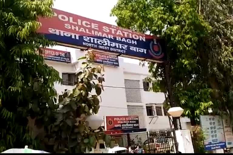 कार चालक ने ट्रैफिक पुलिसकर्मी को 500 मीटर तक घसीटा