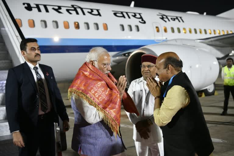 Narendra Modi arrives in Bangalore to inaugurate the Air Show tomorrow