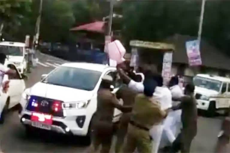 Youth Congress protest  protested against Minister Roshi Augestine  Roshi Augestine  Youth Congress  Water tax increase  വെള്ളക്കരം വര്‍ധന  മന്ത്രി റോഷി അഗസ്‌റ്റിന്‍റെ വാഹനത്തിന് നേരെ  യൂത്ത് കോൺഗ്രസ്‌ കരിങ്കൊടി വീശി  യൂത്ത് കോൺഗ്രസ്‌  യൂത്ത് കോൺഗ്രസ്‌ പ്രവർത്തകർ  ജലവിഭവകുപ്പ് മന്ത്രി  പത്തനംതിട്ട