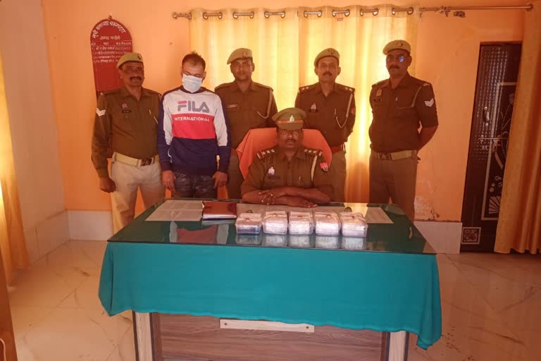 Chandauli police arrested thug