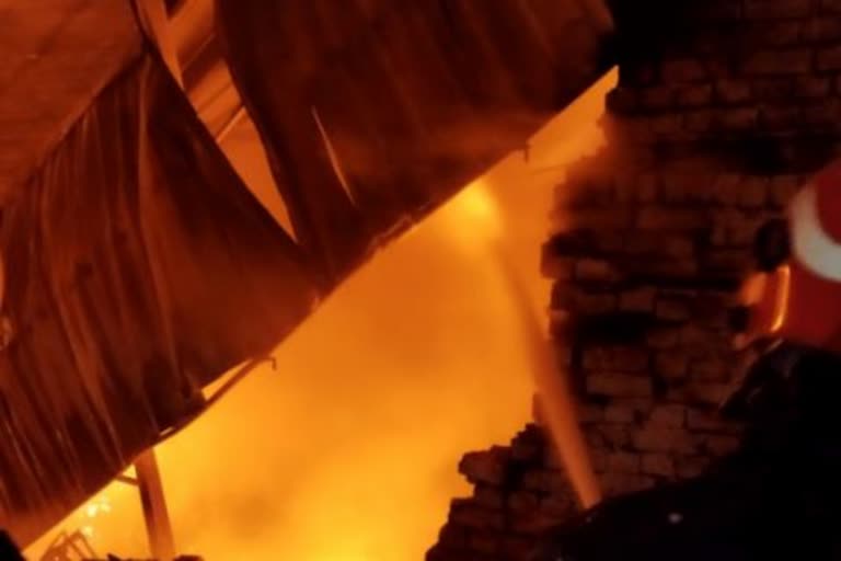 fire breaks out in moti nagar delhi