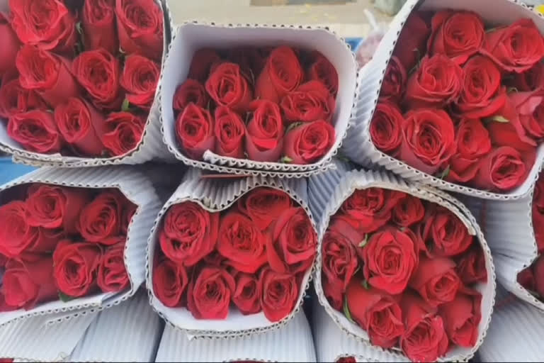 valentines day: தோவாளை மலர் சந்தையில் ரோஜாப்பூ விலை உயர்வு