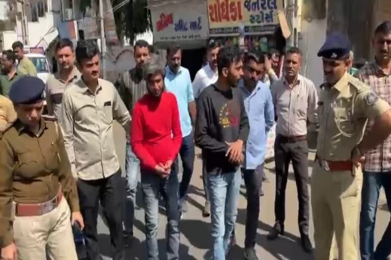 Rajkot police: જન્મદિવસની રાતે જેલમાં, રાજકોટમાં રસ્તા પર બર્થ ડે સેલિબ્રેશન કરતા 9 ઈસમો વિરુદ્ધ પોલીસની ટ્રેન્ડીંગ કાર્યવાહી