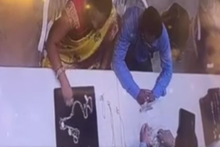 Agra couple decamp with gold chain worth Rs 1.25 lakhs, theft captured on CCTV camera