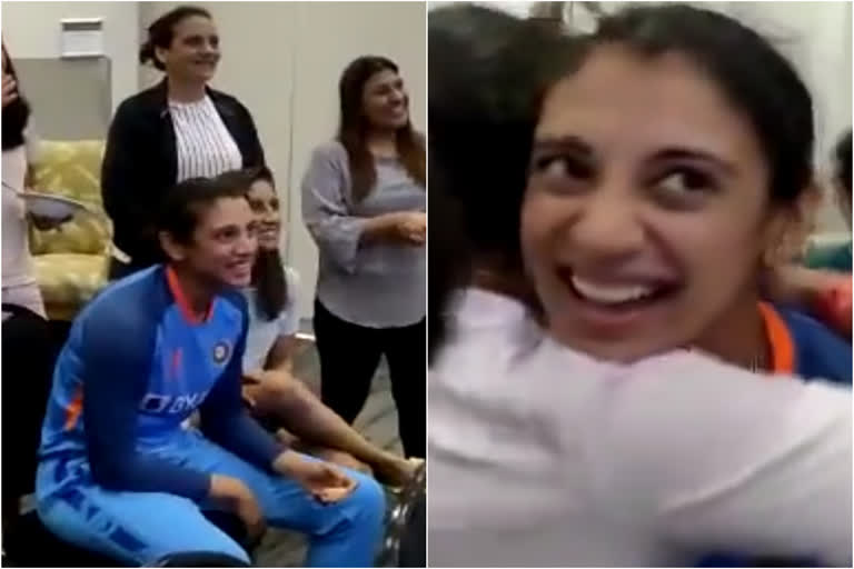 WPL 2023 auction  Smriti Mandhana Celebrates With India Teammates  Smriti Mandhana  Smriti Mandhana video  royal challengers bangalore  സ്‌മൃതി മന്ദാനയ്‌ക്കായി ഏറ്റുമുട്ടി ഫ്രാഞ്ചൈസികള്‍  സ്‌മൃതി മന്ദാന  വിമൻസ് പ്രീമിയര്‍ ലീഗ്  വിമൻസ് പ്രീമിയര്‍ ലീഗ് താര ലേലം