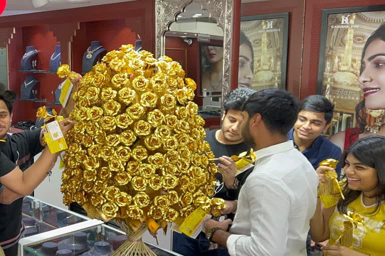 Bouquet of gold roses to Prime Minister Modi