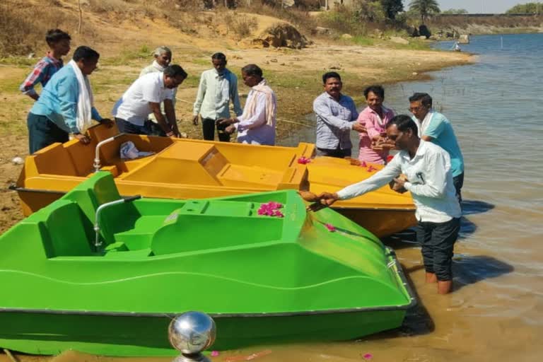 Paddle motor boat started at Dudhwa