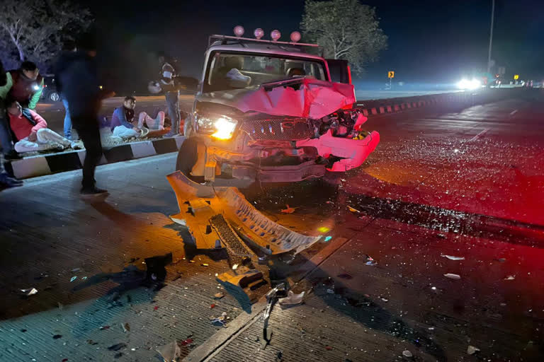 A vehicle in the carcade of Jan Adhikar Party chief Pappu Yadav met with an accident in Buxar. Car driver Sudhir Kumar and party's Buxar president Sunil Kumar were injured.