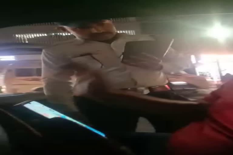 indore Traffic police misbehaved with teacher