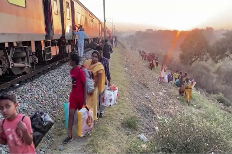 Godavari Express derailed at Bibinagar