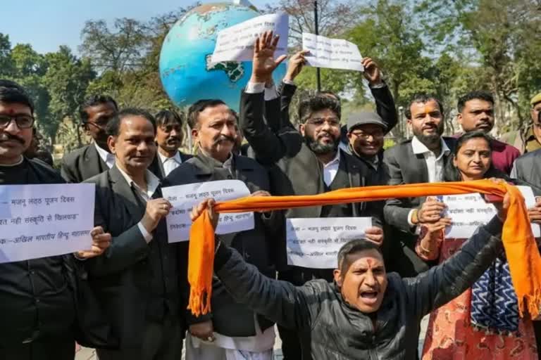 shiva sena  shiva senas protest  shiva senas protest against valentines day  valentines day celebration  shiva senas protest in mp  madyapradesh shiva sena  Shiv Sainiks  wield oil soaked sticks  warn couples against Valentines Day  latest national news  latest news today  എണ്ണയില്‍ മുക്കിയ വടി  ശിവസേന  പ്രണയദിനത്തിനെതിരെ മുദ്രാവാക്യമുയര്‍ത്തി  എണ്ണയില്‍ മുക്കിയ വടി ഉയര്‍ത്തി  ശിവസേന പ്രവര്‍ത്തകരുടെ പ്രതിഷേധം  മധ്യപ്രദേശിലെ സാഗര്‍ ടൗണില്‍  മധ്യപ്രദേശ് ശിവസേന പ്രവര്‍ത്തകരുടെ പ്രതിഷേധം  പ്രണയദിനം  ലൗ ജിഹാദ്  love jihad  മധ്യപ്രദേശ് ഏറ്റവും പുതിയ വാര്‍ത്ത  ഇന്നത്തെ പ്രധാന വാര്‍ത്ത  ഏറ്റവും പുതിയ ദേശീയ വാര്‍ത്ത