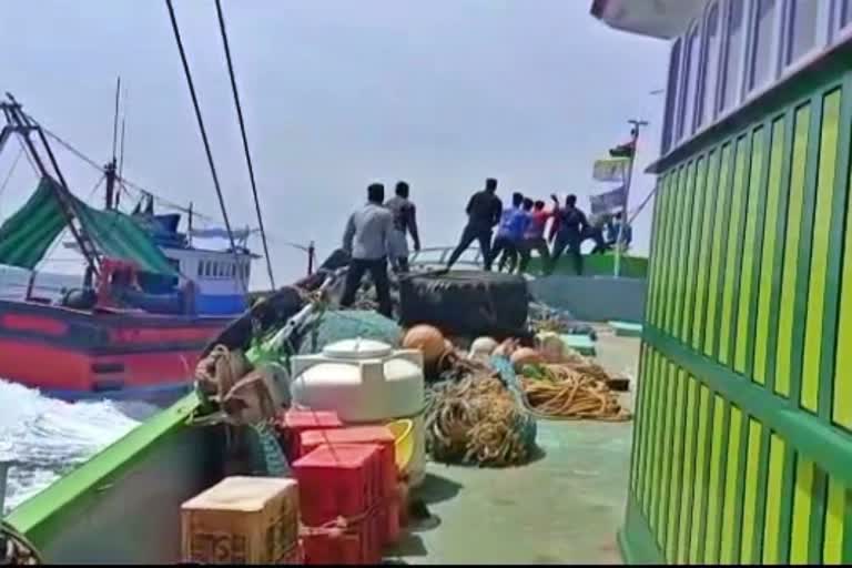 Stone pelting on Mangalore boats case  Complaint from fishermen  demand for action  Stone pelting on Mangalore boats case update  ಮಂಗಳೂರು ಬೋಟ್​ಗಳ ಮೇಲೆ ಕಲ್ಲು ತೂರಾಟ ಪ್ರಕರಣ  ಗಾಯಗೊಂಡ ಮೀನುಗಾರರಿಂದ ದೂರು  ದೋಣಿ ಮಾಲೀಕರು ಆರೋಪಿಸಿ ಪೊಲೀಸ್​ ಠಾಣೆಗೆ ದೂರು  ಮೀನುಗಾರರಿಗೆ ತಮಿಳುನಾಡಿನಲ್ಲಿ ಕಲ್ಲು ಎಸೆದ ಘಟನೆ  ತಮಿಳುನಾಡಿನ ಕನ್ಯಾಕುಮಾರಿ ಬಳಿ ಕಲ್ಲು ತೂರಾಟ  ಮೀನುಗಾರಿಕೆ ಇಲಾಖೆ ಜಂಟಿ ನಿರ್ದೇಶಕ ಹರೀಶ್ ಕುಮಾರ್  ತಮಿಳುನಾಡಿನ ಮೀನುಗಾರರು ಕಲ್ಲು ತೂರಾಟ