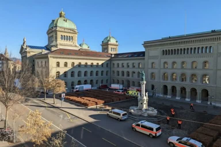 swiss parliament evacuated  man arrested with explosives  man arrested with explosives near swiss parliament  swiss parliament  Federal Palace  സ്വിസ് പാര്‍ലമെന്‍റ് ഒഴിപ്പിച്ചു  പൊലീസ്  ബേണ്‍ പൊലീസ്  ഫെഡറല്‍ പാലസ്  സ്വിറ്റ്‌സര്‍ലന്‍ഡ് പാര്‍ലമെന്‍റ്  ബുണ്ടസ്‌പ്ലാറ്റ്‌സ്