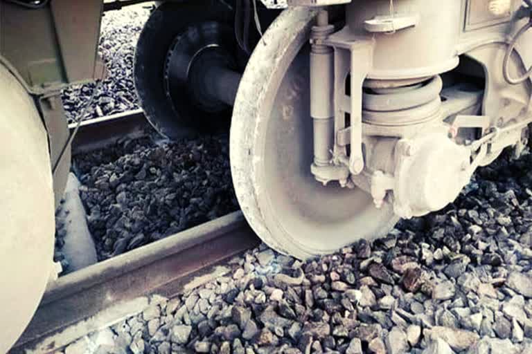 GODAVADRI EXPRESS DERAILED AT ANKUSHAPUR IN MEDCHAL DISTRICT TODAY