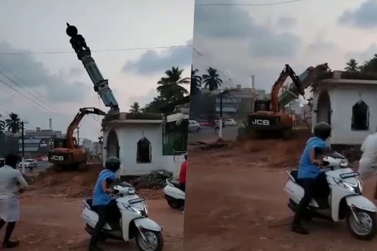 minaret collapsed  demolition of the mosque  minaret collapsed during demolition of mosque  kasargode minaret collapsed  minaret collapsed and fell electricity poles  nullipaadi mosque  latest news in kasargode  latest news today  പള്ളി പൊളിക്കുന്നതിനിടെ മിനാരം തകർന്നു  മിനാരം തകർന്നു വൈദ്യുതി തൂണുകളിൽ വീണ്  നുള്ളിപ്പാടിയിൽ പള്ളി  ദേശീയ പാതയുടെ ആദ്യ റീച്ച്  കാസർകോട് ഏറ്റവും പുതിയ വാര്‍ത്ത  ഇന്നത്തെ പ്രധാന വാര്‍ത്ത