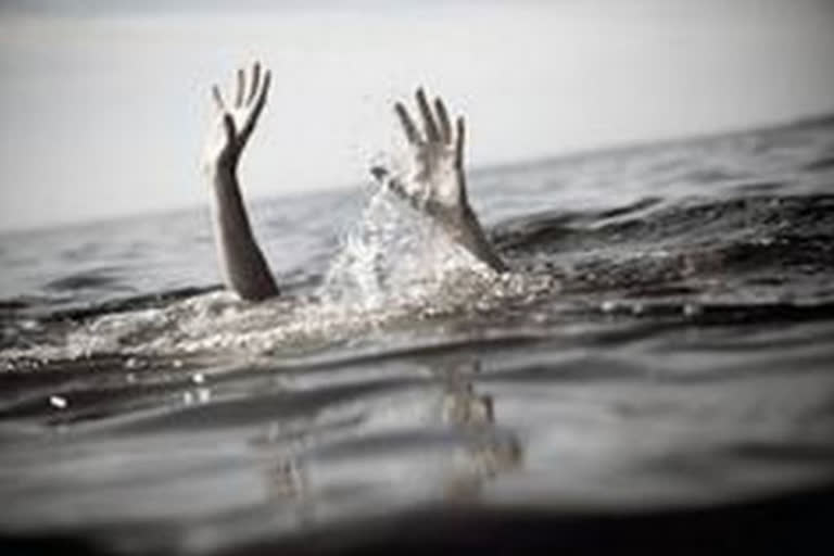 Couple drowns in sea