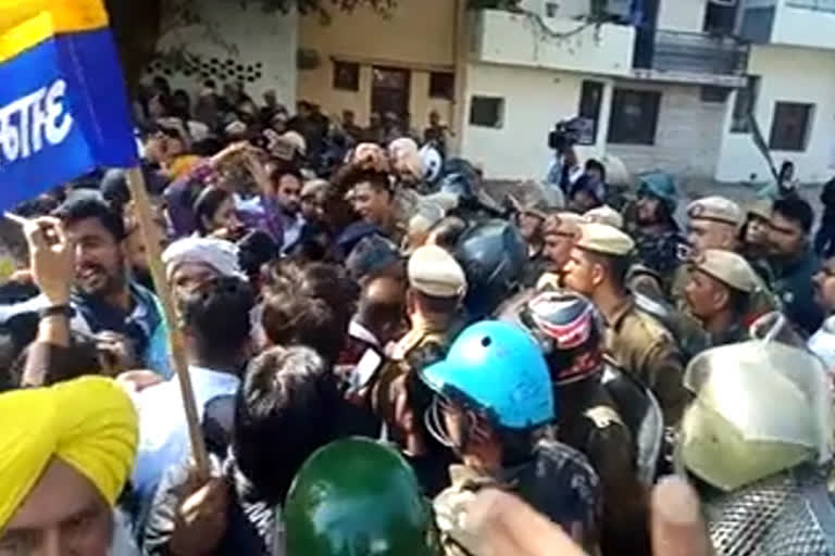 police and AAP workers clash in Chandigarh