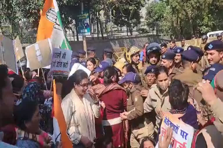 Lathicharge on unemployed in Uttarakhand