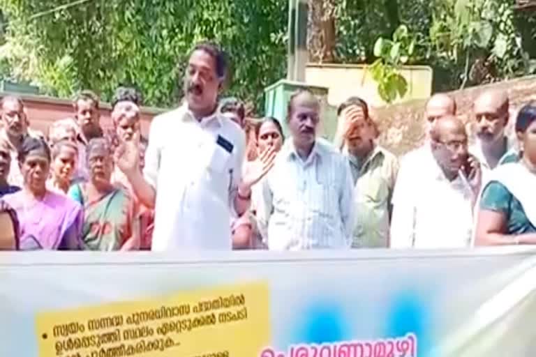 farmers association protest  farmers protest in peruvannamuzhi  protest against forest dfo negligence  high range farmers protest  latest news in kozhikode  latest news today  കർഷകർക്ക് നഷ്‌ടപരിഹാരം നൽകണം  കുടിയൊഴിഞ്ഞു പോകുന്ന കർഷകർ  പെരുവണ്ണാമുഴി വനം വകുപ്പ് ഓഫീസ്  കര്‍ഷക കൂട്ടായ്‌മ  ചക്കിട്ടപ്പാറ പഞ്ചായത്ത്  സിപിഎം  കോഴിക്കോട് ഡി എഫ് ഒ  മലയോര മേഖലയിലെ കർഷകൻ  കോഴിക്കോട് ഏറ്റവും പുതിയ വാര്‍ത്ത  ഇന്നത്തെ പ്രധാന വാര്‍ത്ത