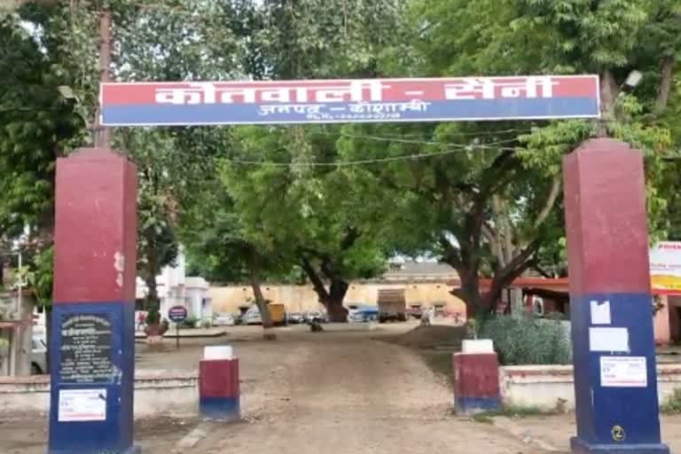 कौशाम्बी में लुटेरे काे पकड़ने गई पुलिस पर लाेगाें पर हमला कर दिया.