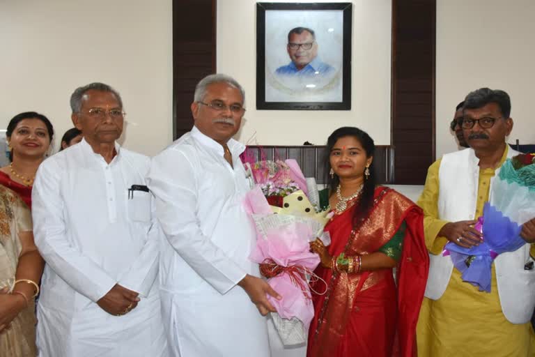 bhupesh baghel gives blessings to anila bhediya daughter