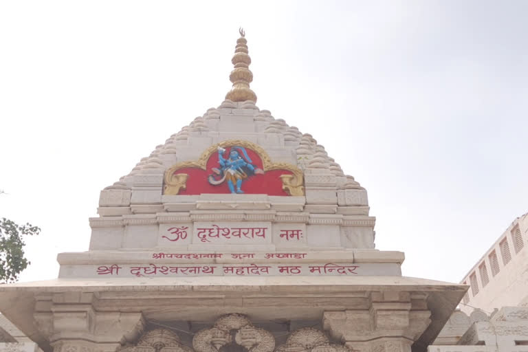 वृंदावन के फूलों से सज रहा दूधेश्वर नाथ मंदिर