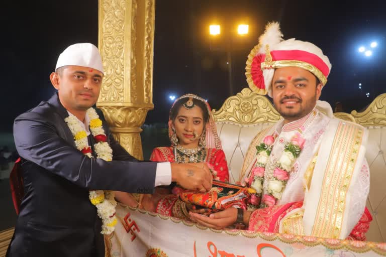 Marriage on Valentine Day in Surat  : એક વિવાહ ઐસા ભી, જેઠે જવતલ હોમી ભાઈની ખોટ પૂરી કરી