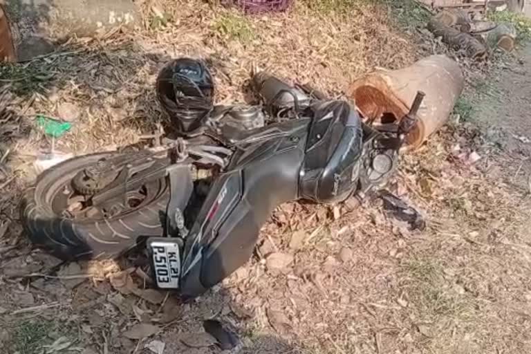 Pedestrian dies in road  accident in Kollam  Pedestrian dies  Old man who hitted by a bike  Kollam Anchal  ബൈക്കിടിച്ച് പരിക്കേറ്റ വയോധികൻ  റോഡരികില്‍ ചോരവാർന്ന് മരിച്ചു  പരിക്കേറ്റ വയോധികൻ ചോരവാർന്ന് മരിച്ചു  ആശുപത്രിയിലെത്തിക്കാൻ സഹായിച്ചില്ല  കൊല്ലം  ചോരവാർന്ന് മരിച്ചു  വയോധികൻ