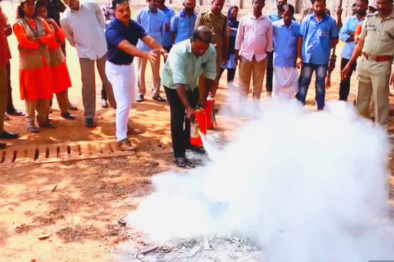 അഗ്നിരക്ഷ വിഭാഗത്തിന്‍റെ പരിശീലനം  കൊയിലാണ്ടി ഫയർ സ്റ്റേഷൻ  പെട്രോൾ പമ്പുകളിൽ ആവശ്യത്തിന് അഗ്നിരക്ഷ ഉപകരണങ്ങൾ  കേരള വാർത്തകൾ  മലയാളം വാർത്തകൾ  കൊയിലാണ്ടി ഫയർ സ്റ്റേഷൻ ഓഫീസർ  അഗ്നിരക്ഷ വിഭാഗം  അഗ്നിരക്ഷ വിഭാഗത്തിന്‍റെ പരിശോധന  തീപിടിത്തം ഉണ്ടായാൽ ഉപയോഗിക്കേണ്ട ഉപകരണങ്ങൾ  പരിശീലന പരിപാടി  kerala news  malayalam news  Training of fire department  Training for petrol pump workers  koyilandi petrol pump employees  no enough fire rescue equipment  fire department koyilandi