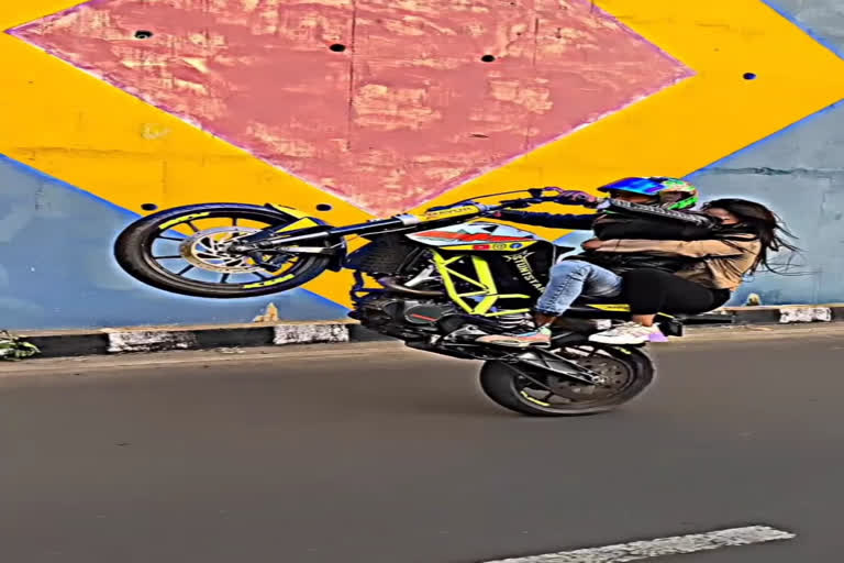 Chhindwara biker performing stunts on Valentine's Day