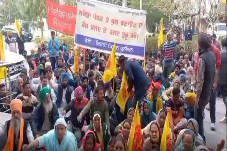 farmers staged dharna in front of DC office