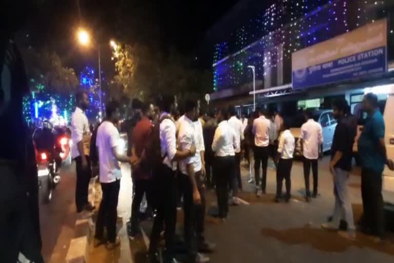 lawyers blocked the road  Thiruvananthapuram  റോഡ് ഉപരോധിച്ച്‌ അഭിഭാഷകസംഘം  മാധ്യമപ്രവര്‍ത്തകനെ മര്‍ദ്ദിച്ച അഭിഭാഷകസംഘം  തിരുവനന്തപുരം