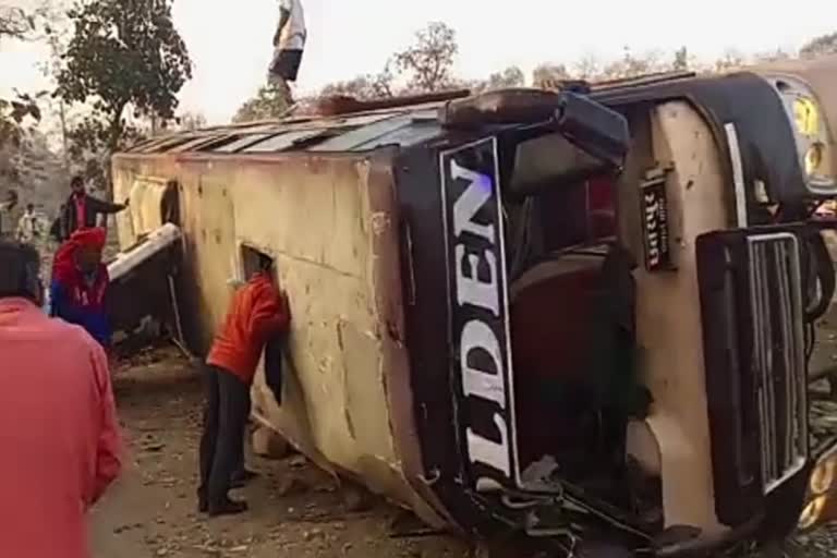 4 killed as bus overturns in Sagar