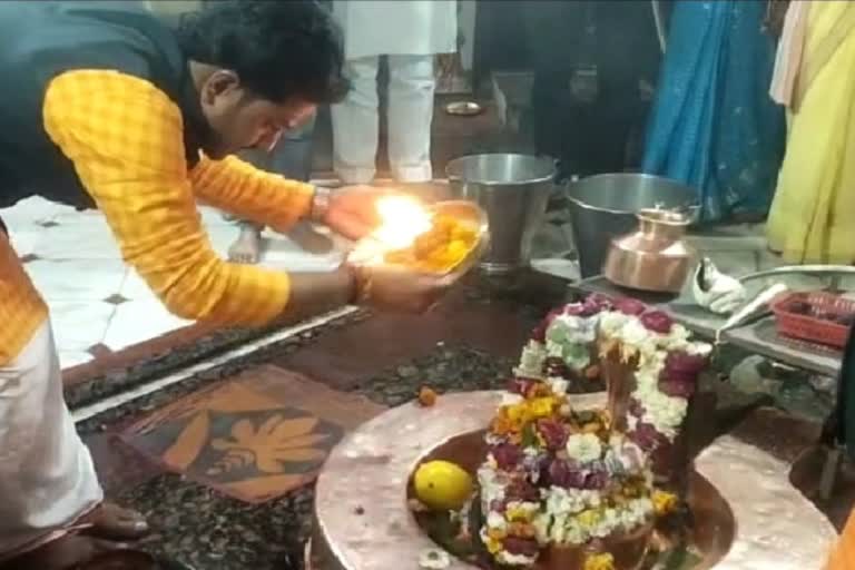 ताम्बेश्वर मंदिर के प्रति भक्ताें की अटूट आस्था है.