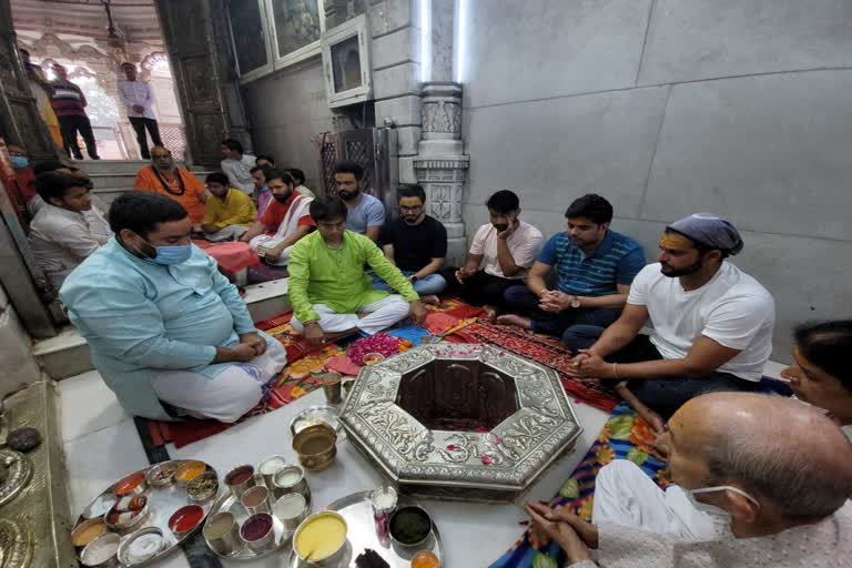 Suresh Raina in Shiva Temple