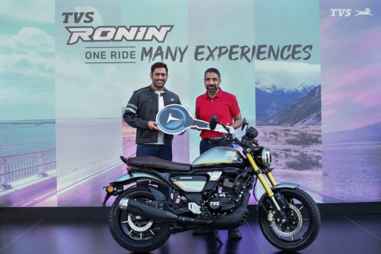 tvs-ronin-225-review-ms-dhoni-takes-delivery-of-tvs-ronin