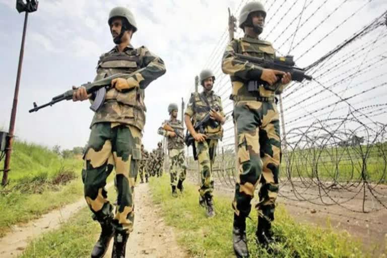 BSF jawan injured in gunfight  Indo Bangladesh border Gunfight with Smugglers  ഇന്ത്യ ബംഗ്ലാദേശ് അതിർത്തിയിൽ വെടിവെയ്‌പ്പ്  കള്ളക്കടത്ത് സംഘവുമായി ഏറ്റുമുട്ടൽ  ബിഎസ്‌എഫ്  BSF  ദിനാജ്‌പൂർ  ബിഎസ്‌എഫ് ജവാന് ഗുരുതര പരിക്ക്