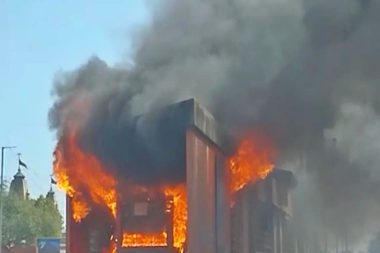 Fire Broke Surat : સુરતના BRTS બસ સ્ટેન્ડમાં લાગી આગ