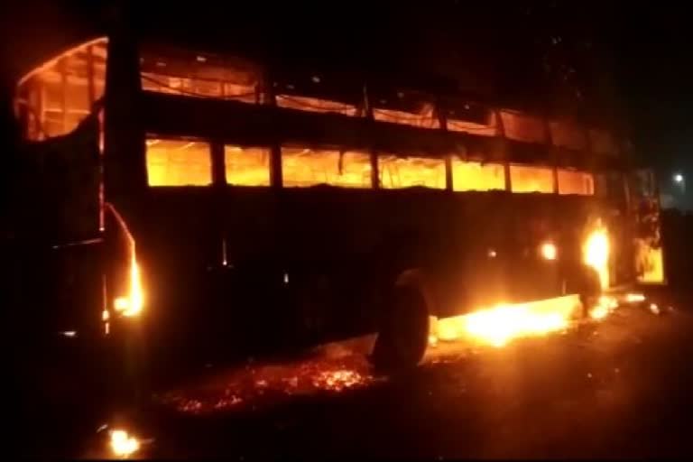 Purnea News: चलती बस बनी आग का गोला, शीशा तोड़कर बाहर निकले यात्री, bus -caught-fire-from-short-circuit-in-purnea