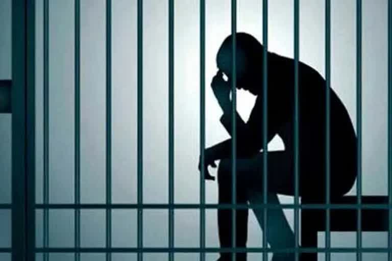 a prisoner swallowed his mobile phone in gopalgunj jail bihar