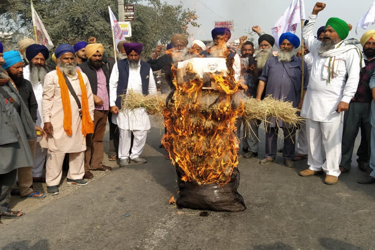Kisan Mazdoor Sangharsh Committee burnt the effigy of PM Modi in Amritsar