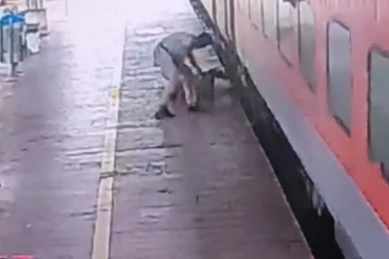 RPF jawan saves a man